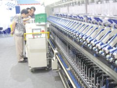 陕西恒鑫纺机展出的HX-L78型智能落纱小车就是正